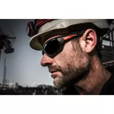 Очки защитные  Milwaukee PERFORMANCE с защитой от царапин и запотевания (затемненные)  (Арт. 4932471884)