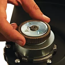 Углошлифовальная машина 2600 Вт AGVM 26-230 GEX Milwaukee