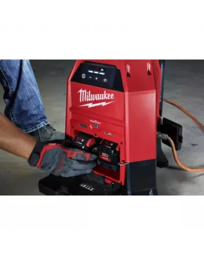 Аккумуляторный светодиодный фонарь c функцией зарядного устройства Milwaukee M18 ONESLDP-0 ONE-KEY  (Арт. 4933459160)