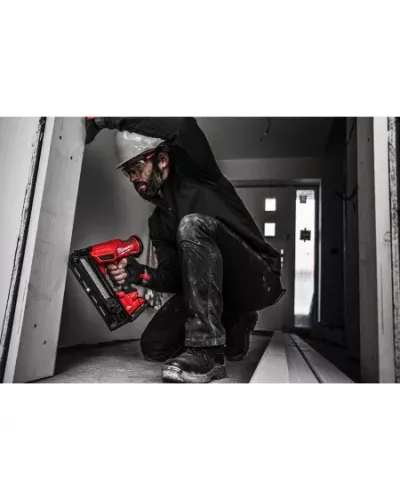 Аккумуляторный гвоздезабиватель(нейлер) с наклонным магазином Milwaukee M18 FN16GA-202X FUEL (Арт. 4933478092)