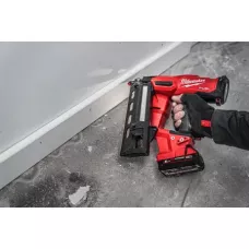 Аккумуляторный гвоздезабиватель(нейлер) с наклонным магазином Milwaukee M18 FN16GA-202X FUEL (Арт. 4933478092)