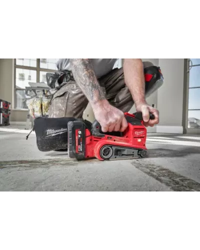 Аккумуляторная ленточная шлифовальная машина Milwaukee M18 FBTS75-502X FUEL (Арт. 4933479615)