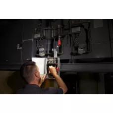 Аккумуляторный светодиодный фонарь с наклонным световым блоком, заряжаемый через USB Milwaukee L4 PWL-301 (Арт. 4933479765)