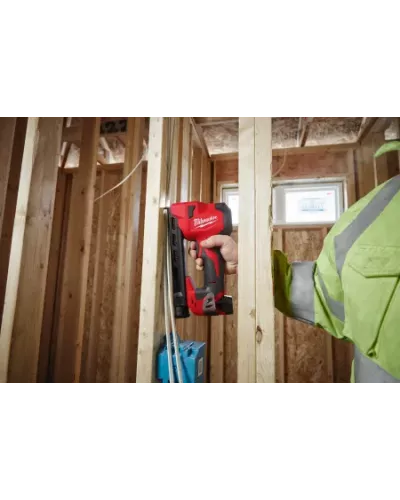 Аккумуляторный субкомпактный степлер для кабеля Milwaukee M12 BCST-0 (Арт. 4933480488)