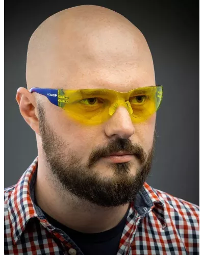 ЗУБР желтые, химическистойкие, устойчивая к царапинам и запотеванию линза, защитные очки БАРЬЕР 110488