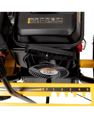 Бензиновая снегоуборочная машина SB 560, 212 cc, ручной старт Denzel